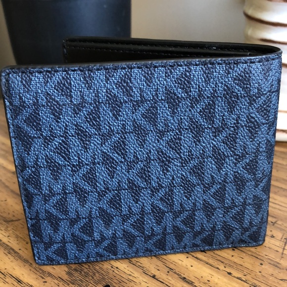 NEW Michael Kors Bifold Wallet - Picture 4 of 9